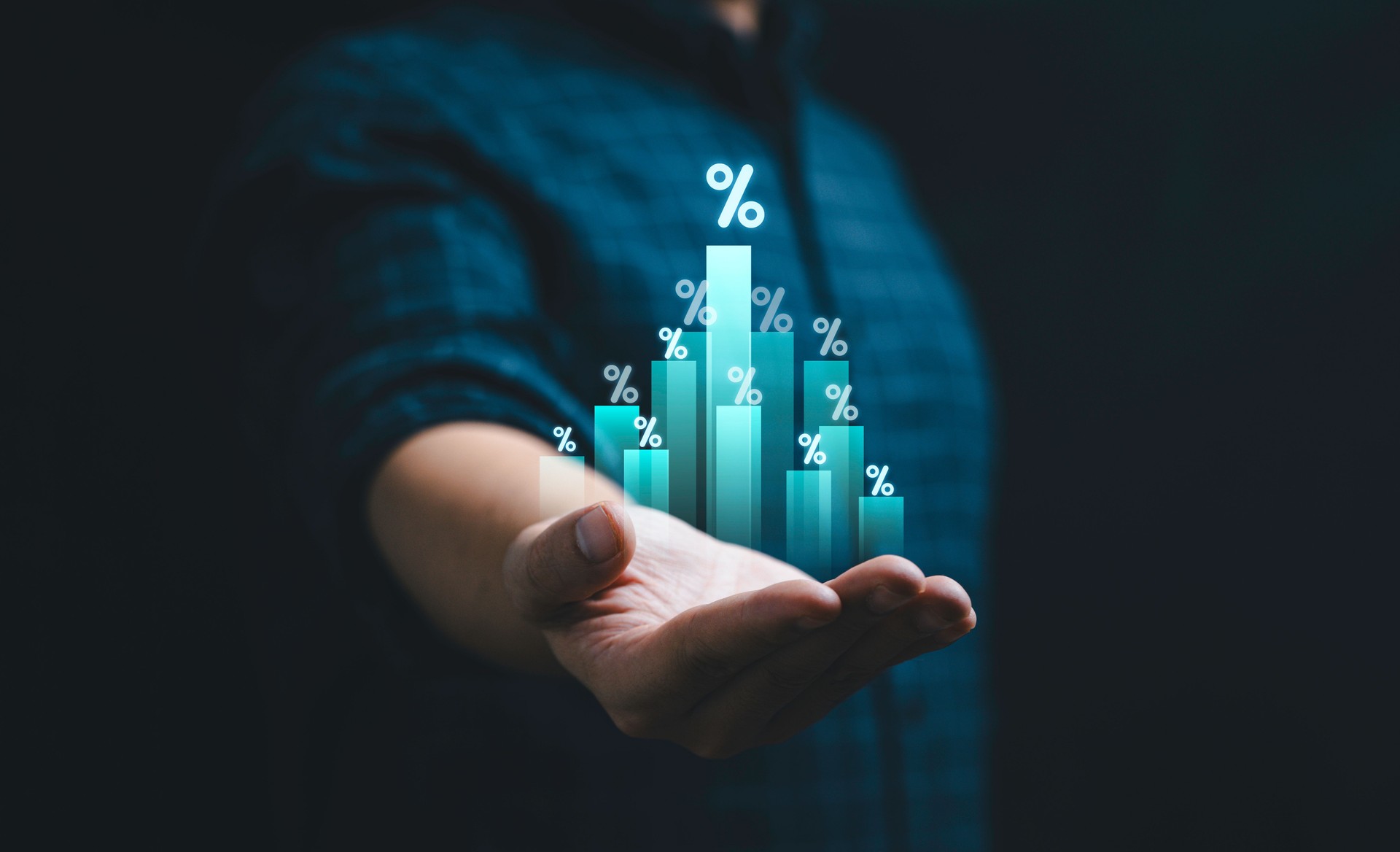 Gráfico de barras de tenencia de hombre de negocios con porcentaje para la deuda de inversión comercial y concepto de crecimiento de dividendos.